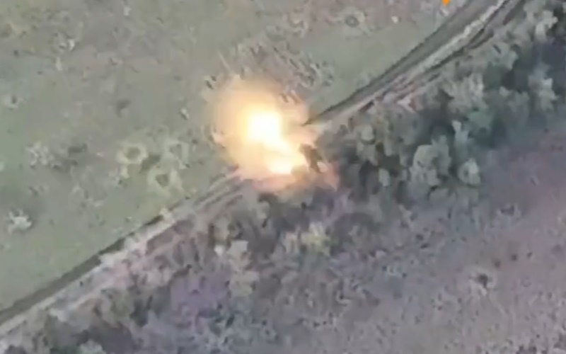 Khoảnh khắc UAV tự sát của Nga lao vào nóc xe tăng đối phương